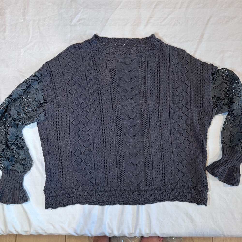Elegant Lace Sleeve Knit Sweater in Charcoal,‎ Size Large *flaw